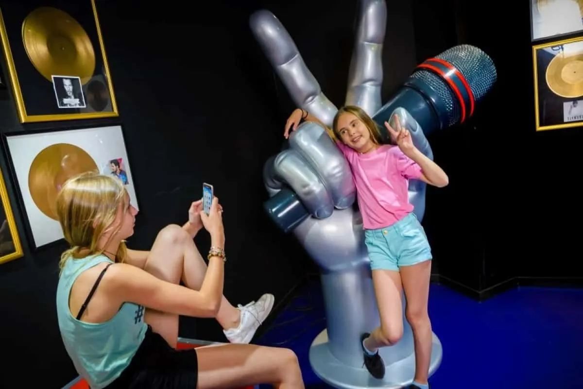 Wax figures at Grevin paired with a Seine cruise, a family day among museums in Paris
